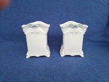 2 dekorative ausgefallene Vasen Weiß Porzellan  H 14cm Vintage Vitrinenstücke 1A