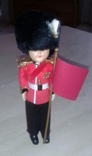 Sammeln & Seltenes – Trachtenpuppen – Englischer Wachoffizier mit Bärenfellmütze
