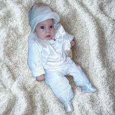 Elegantes Taufset Junge 6–9 Monate – Weißer Smoking 6-teilig Samt & Satin