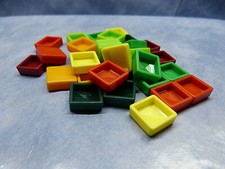 21551. Spielfiguren  bunte Quadrate Vierecke  Plastik  33 Stück
