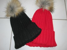 Damen / Mädchen Mützen - 2 Stück - Strick mit Fellbommel - rot +schwarz - Neu