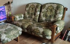 Das Zweisitzer-Sofa und der