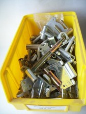 Posten 4 kg Beschläge Fensterbeschläge Schließteil Roto Siegenia Geze Gu kfv alt