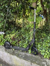 Micro Classic Black Scooter, Kickroller, Bis 100 Kg, Ständer, 200mm Rollen