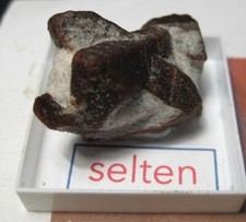 ein super Stück mit seltenem Staurolith aus Lovorezo auf der Kola Russland