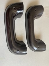 Zwei Auslagekonsole für