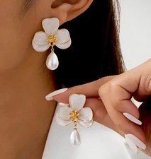 Perlen Ohrringe hängend