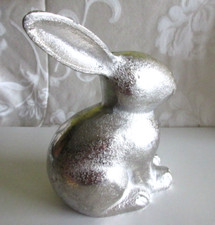 Ostern Hase hockend Metall geschliffen ca 15 cm 370 g innen hohl