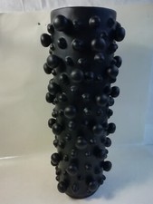 Vase schwarz mit aufgesetzten