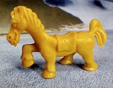 Lucky Luke Jolly Jumper Mustang Pferd Mini-Figur Gelb 23x34mm Selten