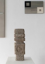 Ursula Graeff-Hirsch "STEHLE II", 1960 Jahre, Muschelkalk MUSEAL Bauhaus