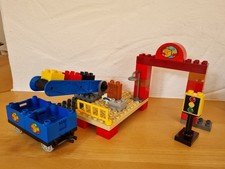 LEGO DUPLO Eisenbahn Verladestation mit Förderband , Waggon
