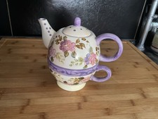 Teekanne Mit Tasse Darunter