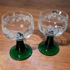 2 Weingläser · Römer · 0,1 Liter · Grüner Fuß · Ø 7,5 cm · Höhe: 11 cm