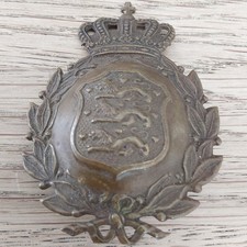 Metallabzeichen f.den dänischen M/1923 GEFECHTSHELM, königl.Armee u.Marine,Orig