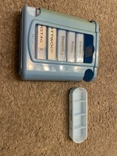 Hellblaue Medikamentenbox für 1 Woche (4 Dispenser pro Tag)