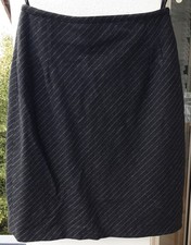 Hirsch. Knielanger enger Rock