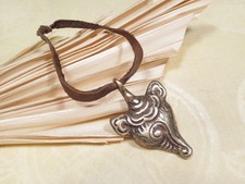 Altes Tibetisches Muschelhorn Amulett mit Yaklederband - Nepal #1