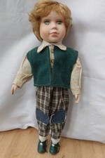 Porzellanpuppe Junge mit Trachtenbekleidung, Weste, Flickenhose ca. 41 cm  hoch