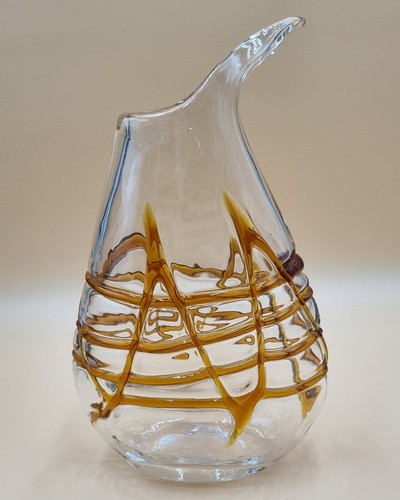 Glasvase mit aufgeschmolzenen
