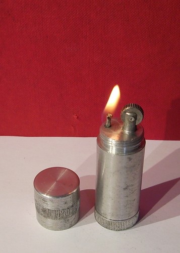 Altes leichtes sturmfeuerzeug - altes,