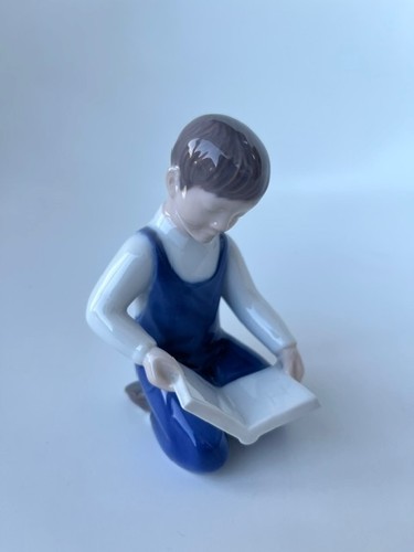 Porzellanfigur junge mit buch - porzellanfigur,