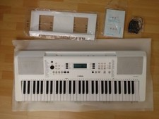 Yamaha EZ-300 61-Key berührungsempfindliches Keyboard mit Leuchttasten.