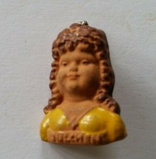 WHW : Wilhelm Busch Figuren - Julchen ( Keramik, auf Nadel )