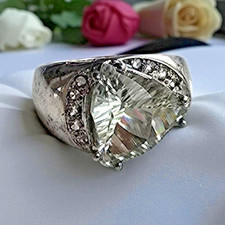 *Außergewöhnlicher Damenring