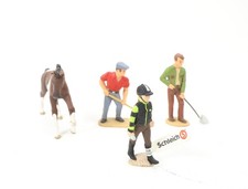 Schleich Figuren-Set 4-tlg. Stallung Pferd mit Jokey und Stalljungen