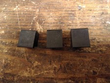 3 schwarze Blindstopfen mit Kabeleinführung für Grundplatte Modell W48/49