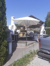 großer, sehr stabiler  Sonnenschirm 