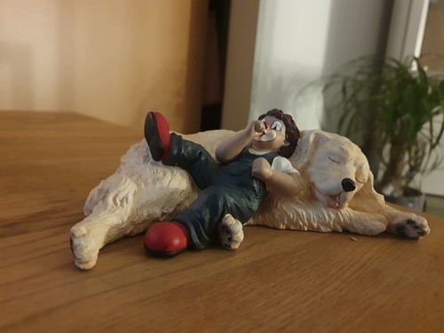 Gilde clown figur mit hund - figur,