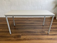 Solider Besprechungstisch