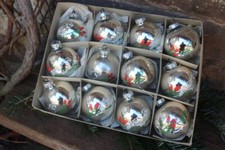 12 alte Christbaumkugeln