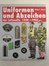 Uniformen und  Abzeichen