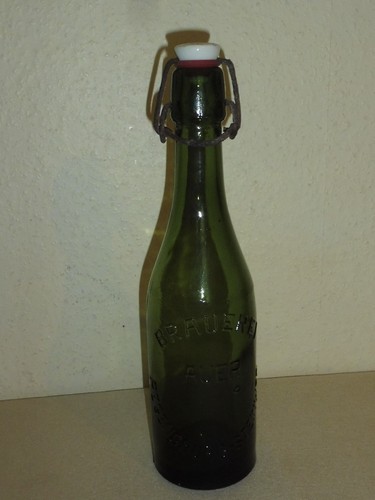 Alte geprägte bierflasche - geprägte,