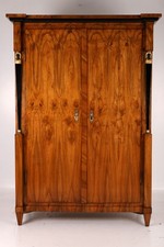 Empire Dielenschrank in Nussbaum mit Kariatyden Österreich um 1810