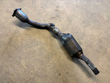 Katalysator links Abgasrohr