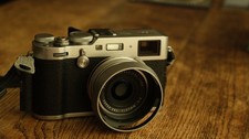 FUJI X-100f; Silber; gebraucht; 8.800 Shots; IA Zustand. Eye View Finder defekt.