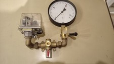 Drucküberwachungseinheit für Kompressor - Manometer, Druckschalter, Schieber