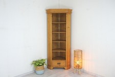 schöner Landhaus-Eckschrank mit verstellbaren Einlegeböden in Weichholz