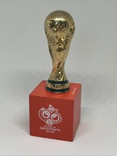Fußball FIFA World Cup Pokal Trophy Holzpodest WM Pokal 7 cm Trophäe 2006