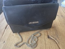 Love Moschino Handtasche Schwarz Griff aus Pelz und Kettengurt zum Umhängen