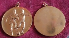 Medaille/Embleme /2 Fussball Spieler/inen / 3D Relief mit Oese - Versch. Farben