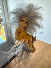 gargoyle sitzende Figur