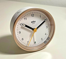 Braun BC12PW Klassischer Analoger Quarzwecker – Weiß/Pink – Leise & Präzise