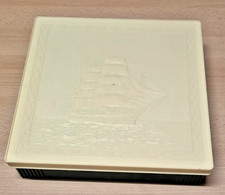 Plastik Box „Segelschiff” Schach / Damebrett, Mühlespielfeld  60/70 Jahre