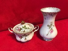 Zuckerdose und vase mit rosen - vase,