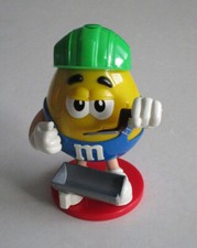 M&M M&M's Spender Figur Yellow mit Latzhose Handwerker Maurer auf roter Platte